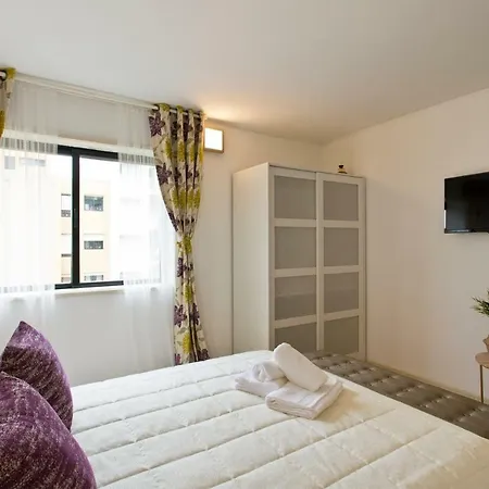 Host Wise - Amazing Comfy Flat With Balcony Apartmán