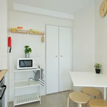 Host Wise - Amazing Comfy Flat With Balcony