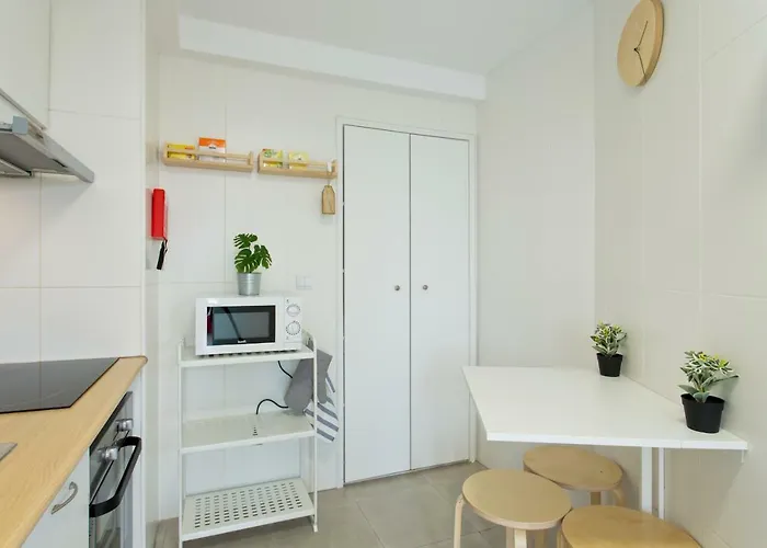Host Wise - Amazing Comfy Flat With Balcony